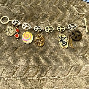 Lucky Brand ‘Peace Hippie’ charm bracelet w/ toggle closure - ADORABLE! ☮️✌🏾💜